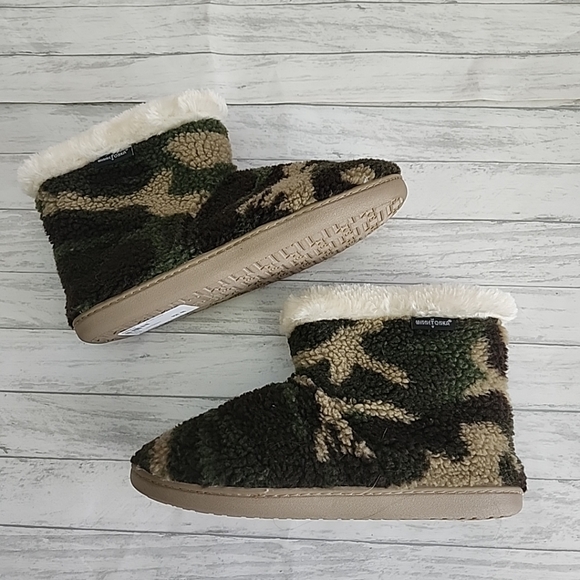 Minnetonka Fuzzy Green Camo Boots Slippers Women's Size L 8-9 - Picture 1 of 4